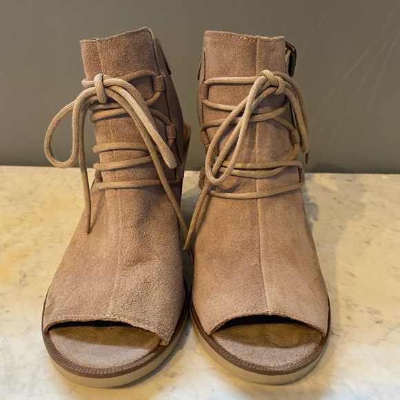 Bella vita almond pry-Italy suede sandal. - Picture 5 of 6